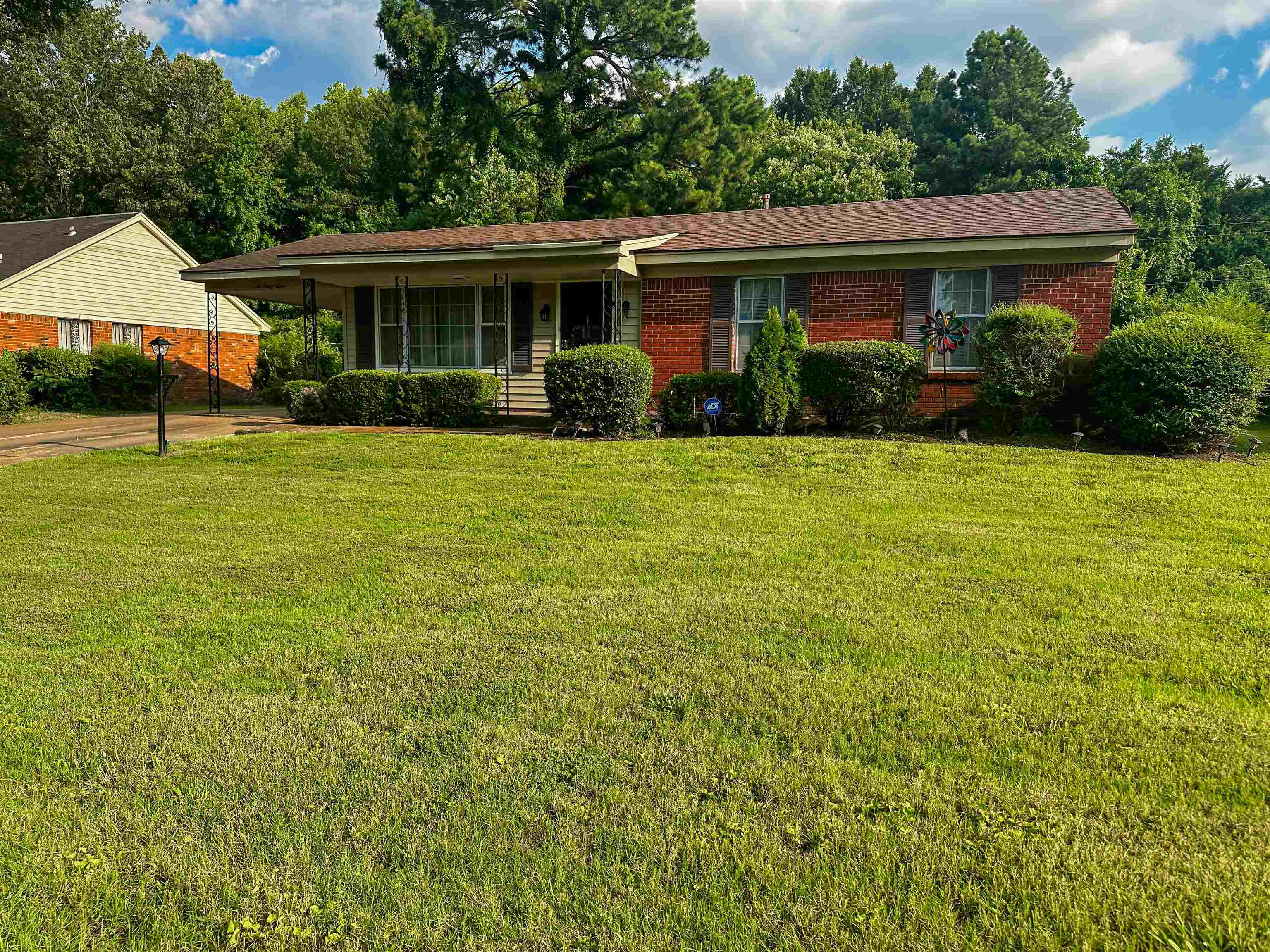 697 Shell Ln Avenue Memphis, TN 38109 - Photo 1 of 20 Single story home featuring a porch and a front lawn