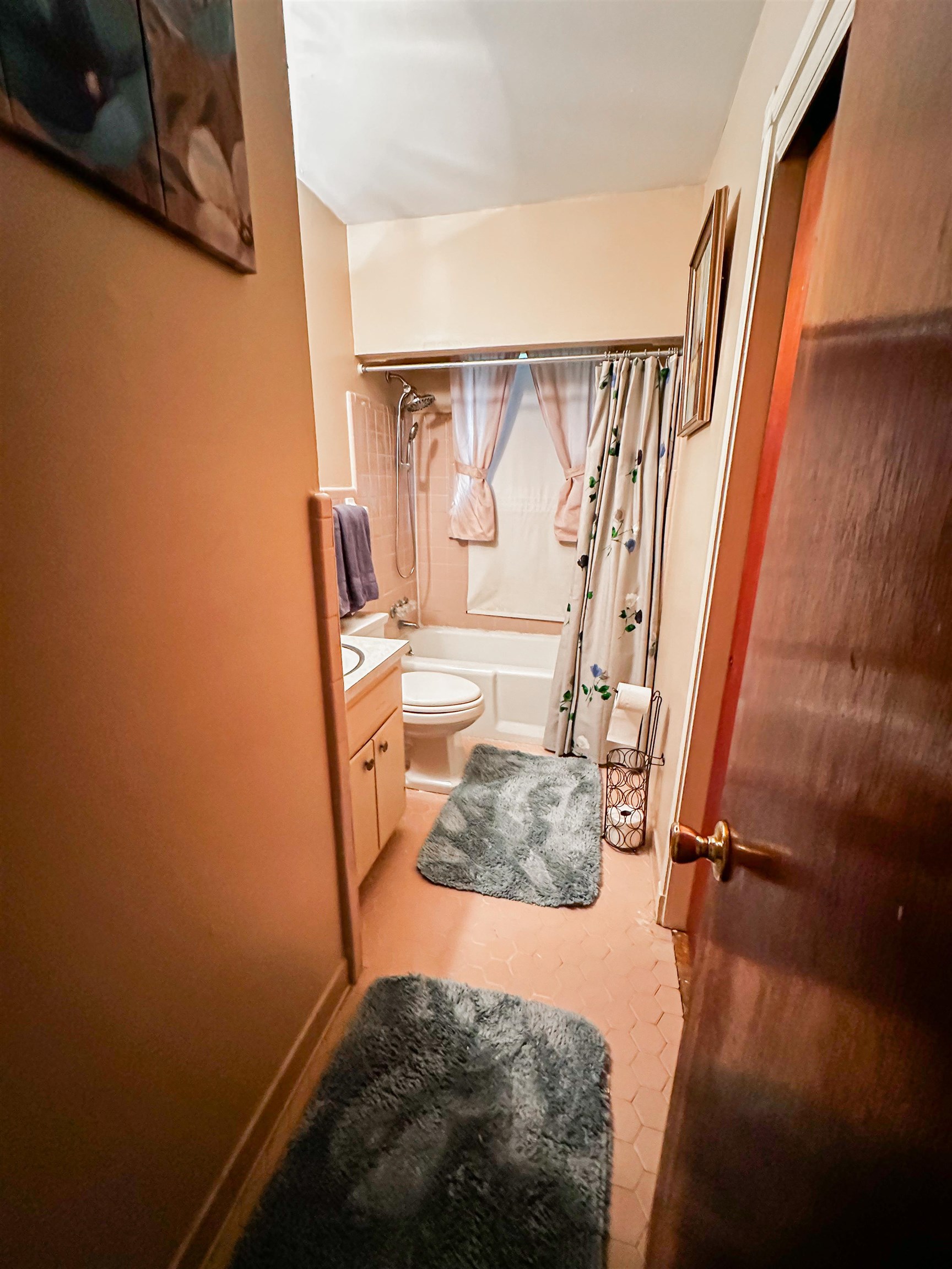 697 Shell Ln Avenue Memphis, TN 38109 - Photo 12 of 20 Full bathroom featuring vanity, toilet, and shower / tub combo