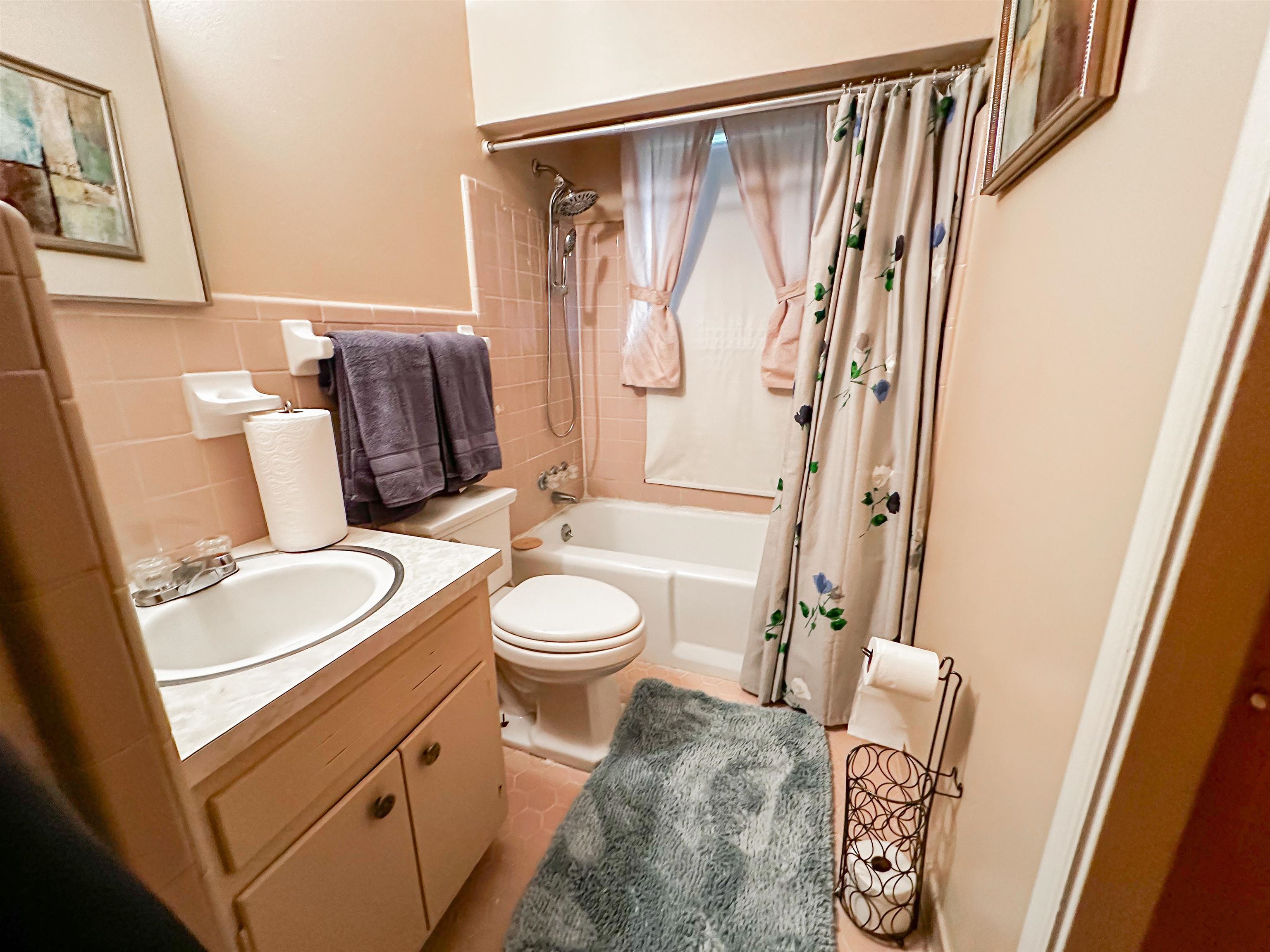 697 Shell Ln Avenue Memphis, TN 38109 - Photo 13 of 20 Full bathroom with shower / tub combo, tile walls, tile patterned flooring, toilet, and vanity