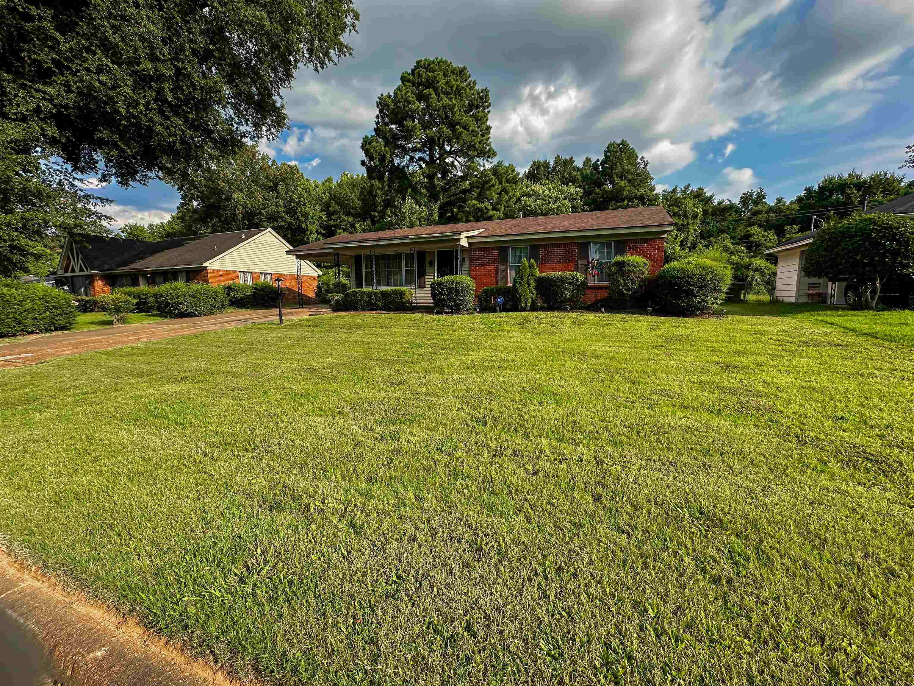 697 Shell Ln Avenue Memphis, TN 38109 - Photo 19 of 20 Ranch-style house with a front lawn