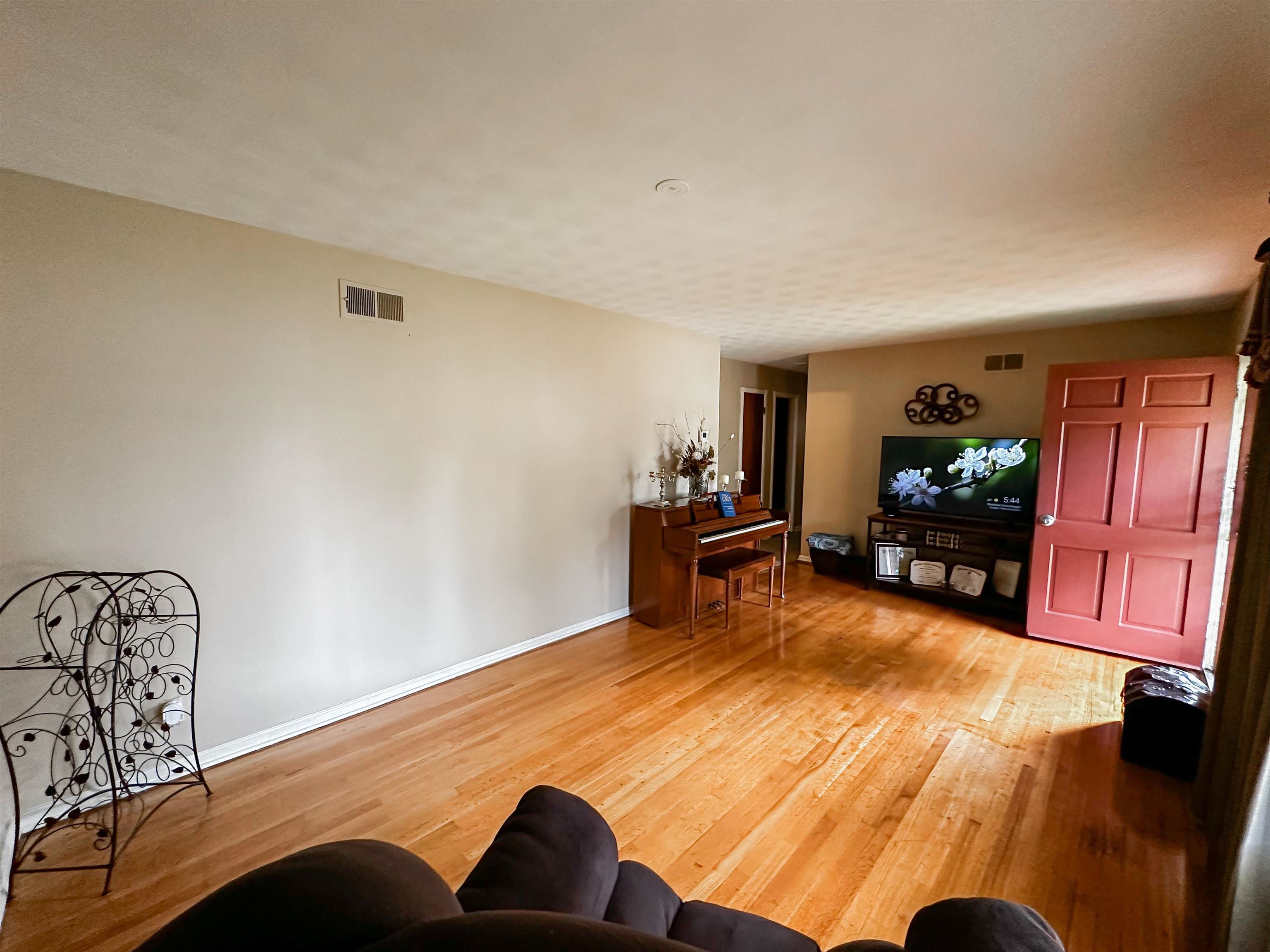 697 Shell Ln Avenue Memphis, TN 38109 - Photo 7 of 20 Living room featuring wood-type flooring