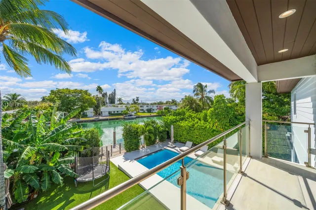 $11,500,000 | 710-700 South Shore Drive, Miami Beach, FL 33141