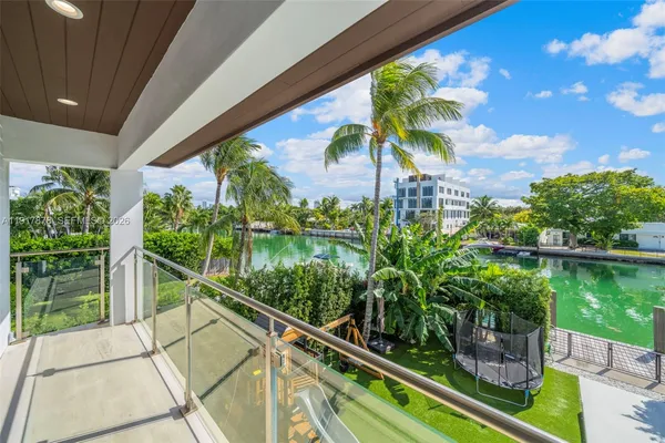 $10,925,000 | 710-700 South Shore Drive, Miami Beach, FL 33141