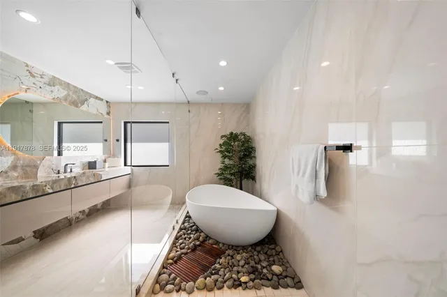 $11,270,000 | 710-700 South Shore Drive, Miami Beach, FL 33141