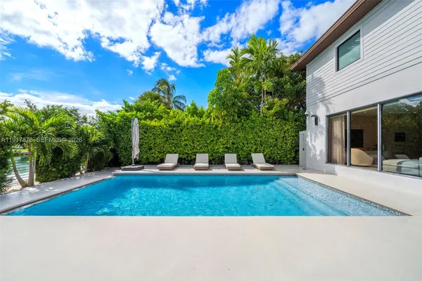 $10,925,000 | 710-700 South Shore Drive, Miami Beach, FL 33141