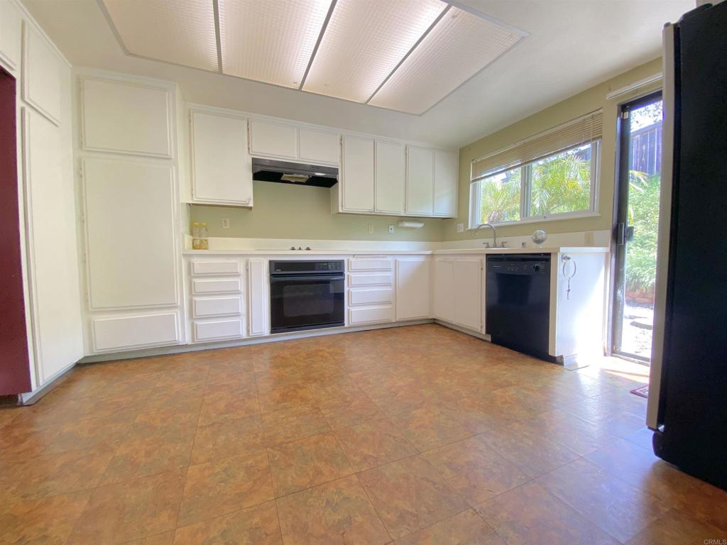 864 Willow Tree Lane Fallbrook, CA 92028 - Photo 5 of 9 a large kitchen with a stove and a refrigerator