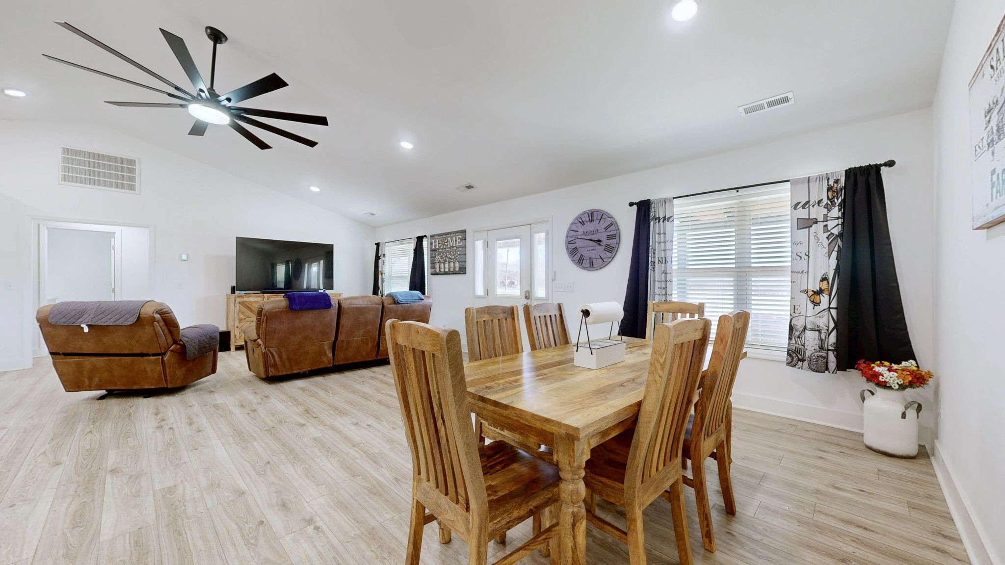 2586 Brown Shop Road Petersburg, TN 37144 - Photo 25 of 57 a living room with furniture and a flat screen tv