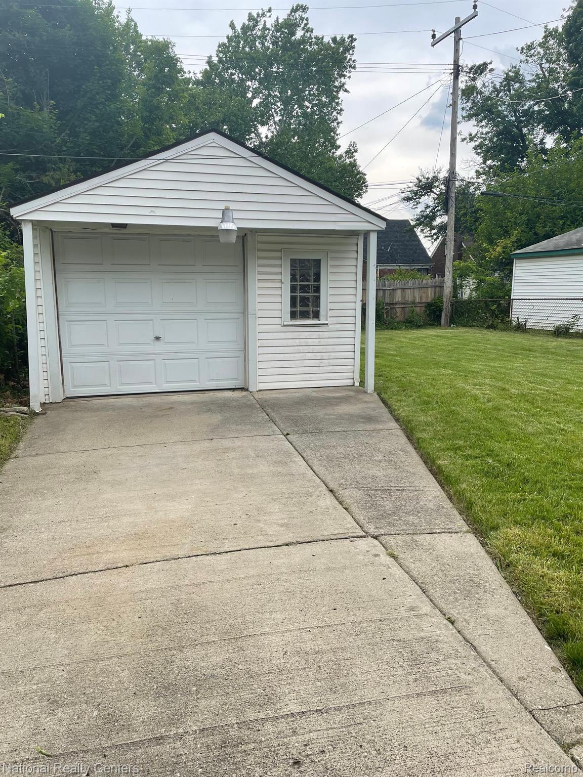 9187 Rutherford Street Detroit, MI 48228 - Photo 3 of 16 Garage
