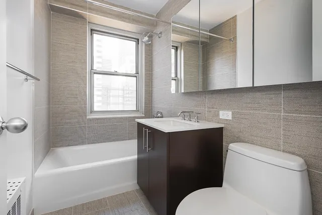 $1,565,000 | 300 East 40th Street, Unit 24B | Murray Hill