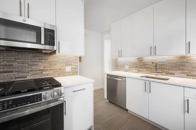 $1,565,000 | 300 East 40th Street, Unit 24B | Murray Hill