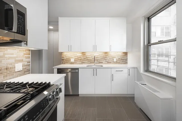 $1,565,000 | 300 East 40th Street, Unit 24B | Murray Hill