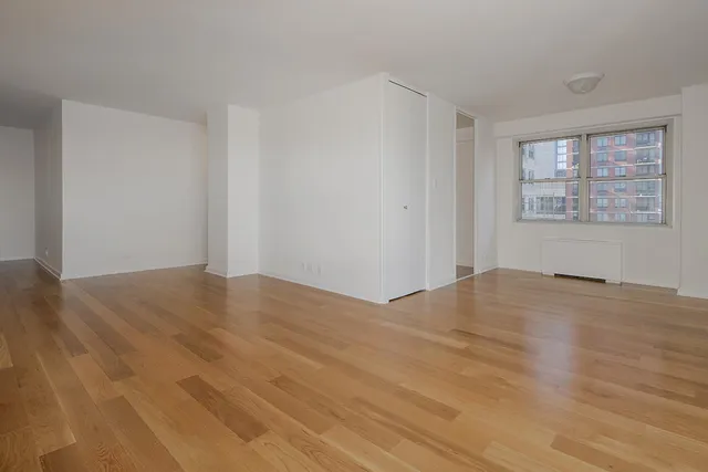 $1,565,000 | 300 East 40th Street, Unit 24B | Murray Hill