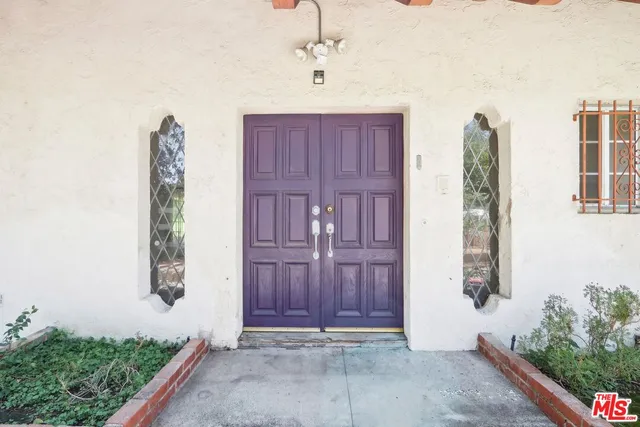 a view of entryway with window