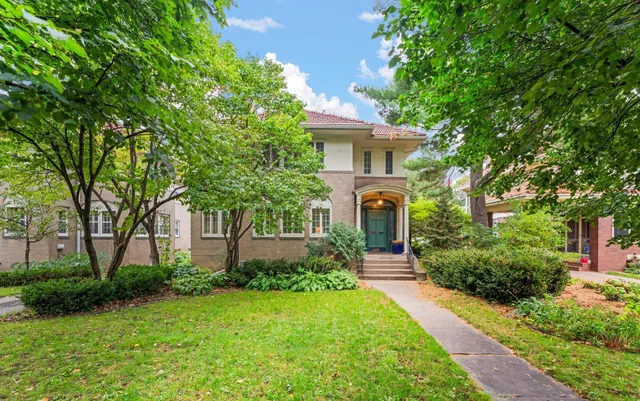 $2,500 | 1501 Summit Avenue, Unit B, St. Paul, MN 55105