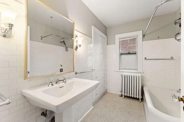 $2,500 | 1501 Summit Avenue, Unit B, St. Paul, MN 55105