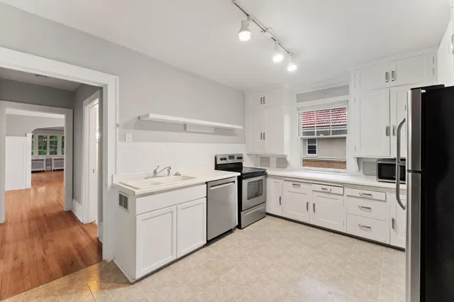 $2,500 | 1501 Summit Avenue, Unit B, St. Paul, MN 55105