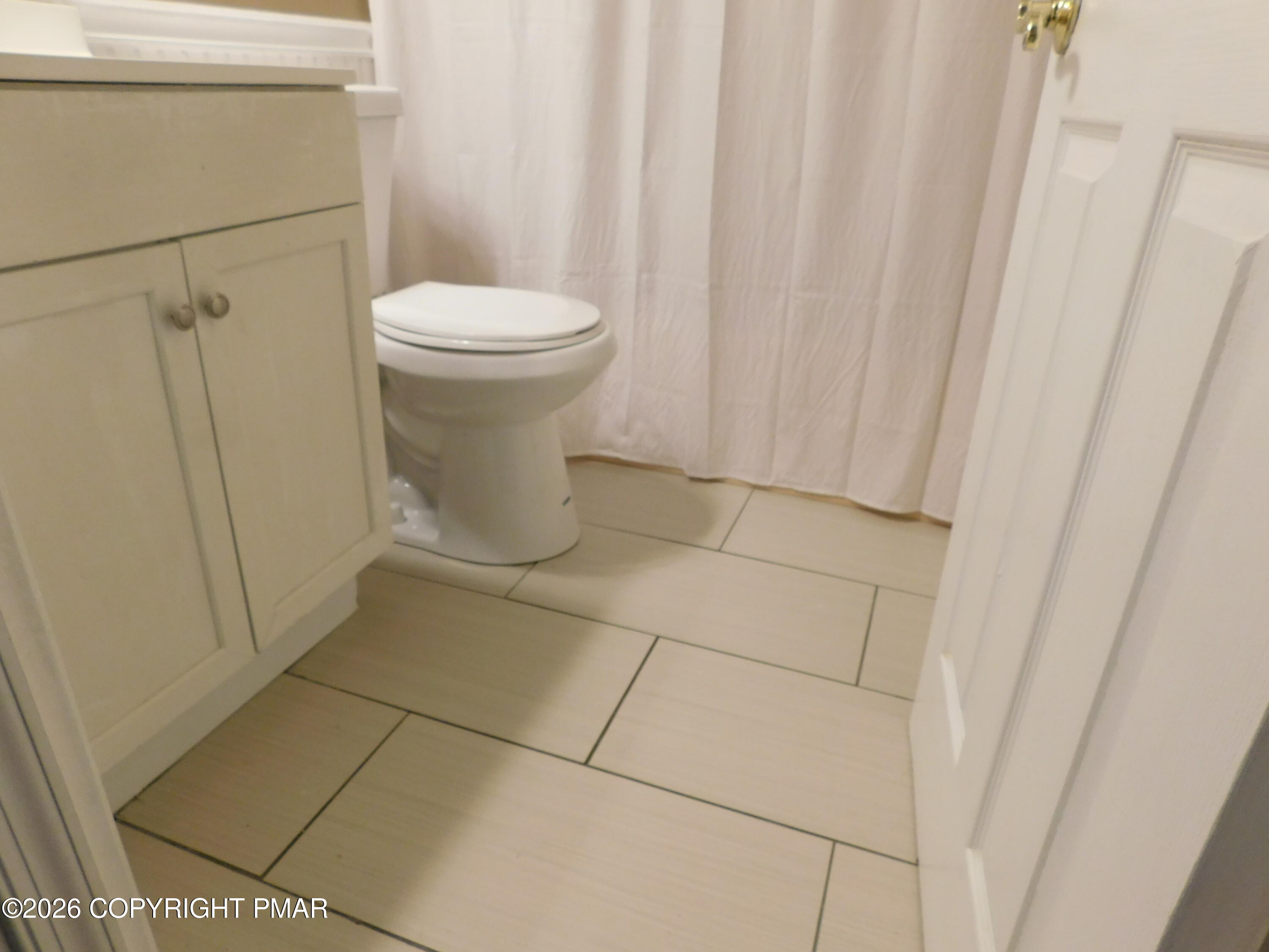 552 West Chipmunk Road Bushkill, PA 18324 - Photo 29 of 50 Social Bathroom