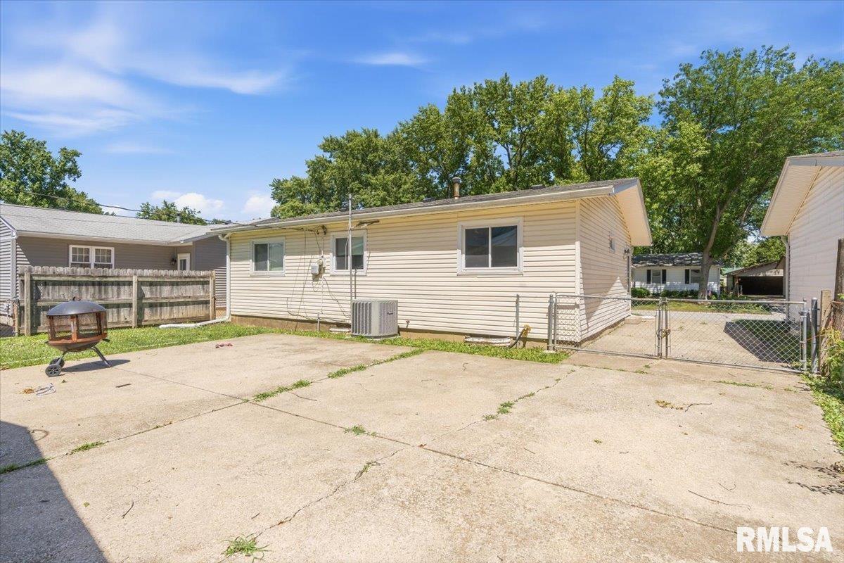 1757 Fairmont Drive Springfield, IL 62702 - Photo 21 of 24