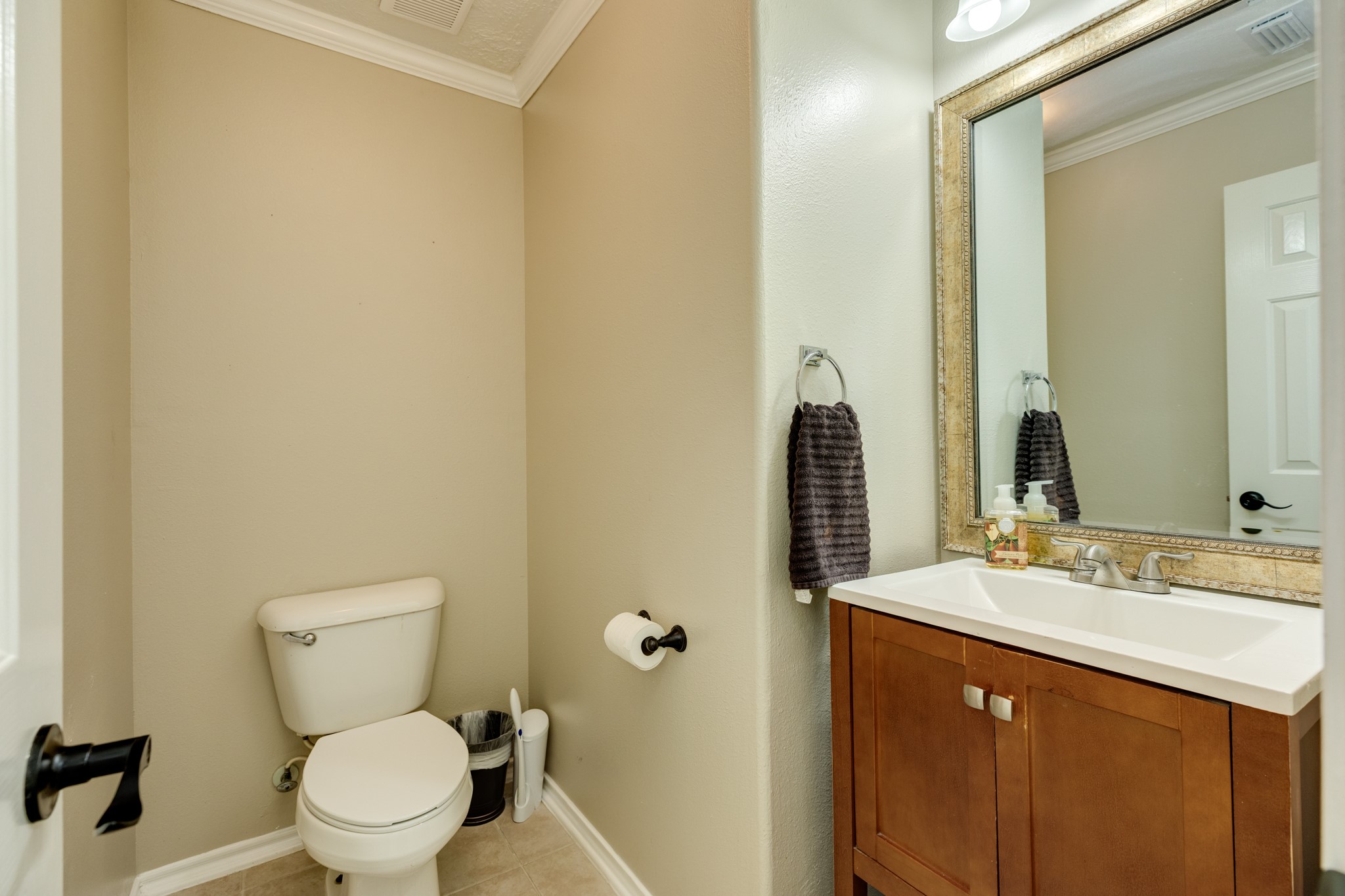 4113 Merlet Drive Pearland, TX 77584 - Photo 7 of 36 A half bath on the first floor offers exceptional convenience for guests, ensuring a comfortable experience during their visit.