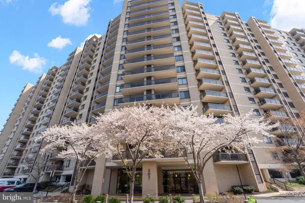 $417,900 | 307 Yoakum Parkway, Unit 1722, Alexandria, VA 22304
