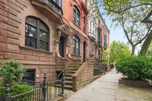 a black and white photo of a living room