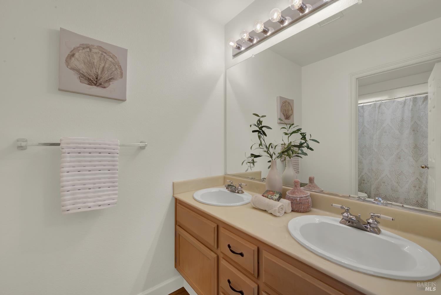 621 Renaissance Avenue Fairfield, CA 94534 - Photo 34 of 71 Junior suite attached full bathroom