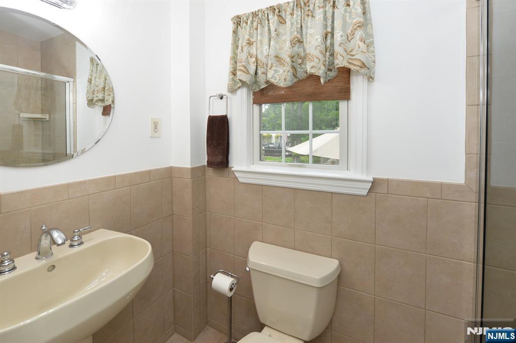 418 Burlington Road Paramus, NJ 07652 - Photo 6 of 30