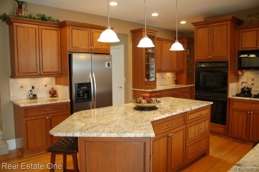 476 Oakbridge Drive Rochester, MI 48306 - Photo 13 of 38 kitchen 2.jpg