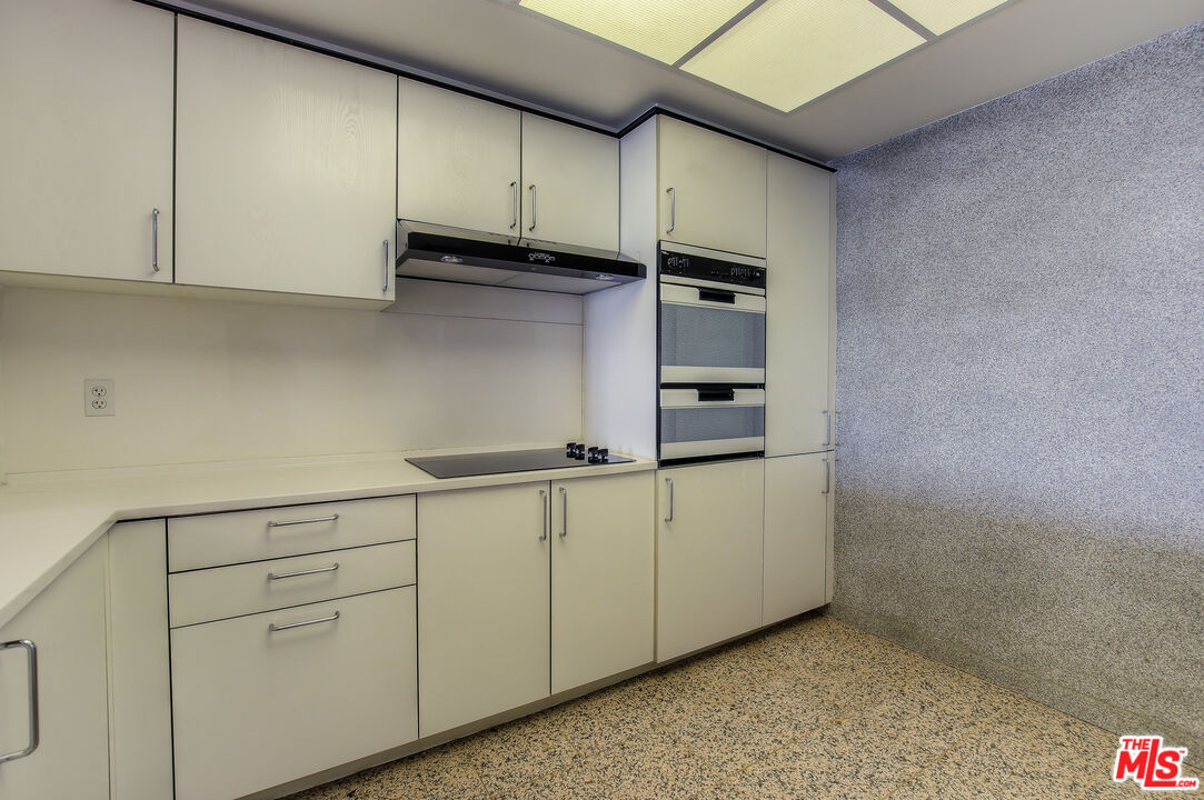 10520 Wilshire Boulevard, Unit 905 Los Angeles, CA 90024 - Photo 12 of 17 a view of cabinets and window