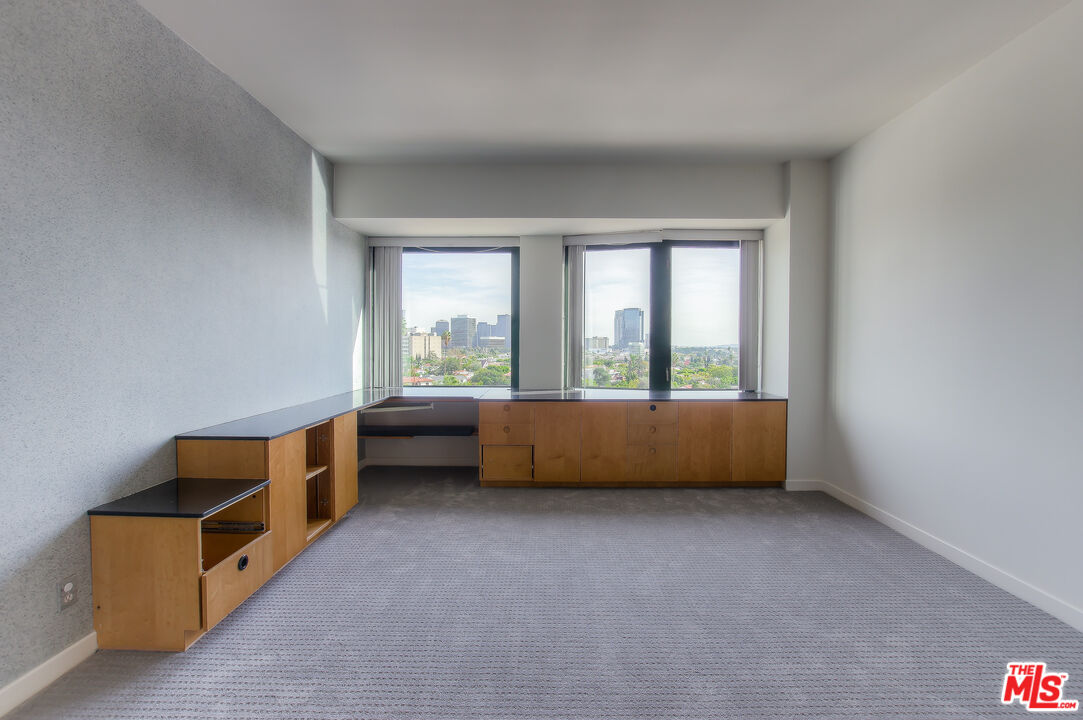 10520 Wilshire Boulevard, Unit 905 Los Angeles, CA 90024 - Photo 14 of 17 an empty room with windows