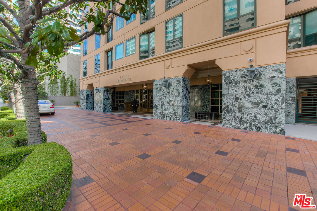10520 Wilshire Boulevard, Unit 905 Los Angeles, CA 90024 - Photo 2 of 17 front view of a building
