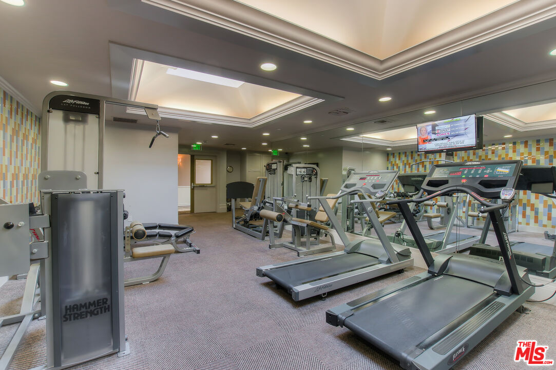 10520 Wilshire Boulevard, Unit 905 Los Angeles, CA 90024 - Photo 6 of 17 a view of a room with gym equipment