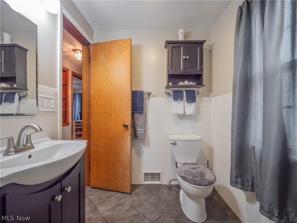 1072 Avondale Road Cleveland, OH 44121 - Photo 30 of 35