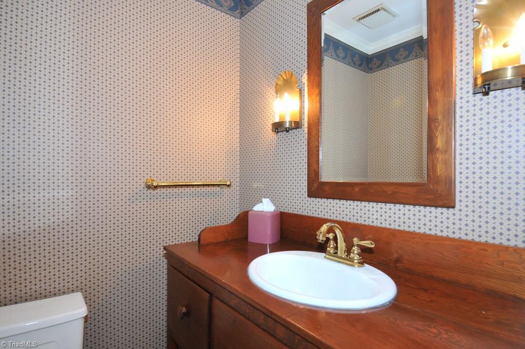 3330 Nottingham Road Winston-Salem, NC 27104 - Photo 11 of 23 Main level powder room