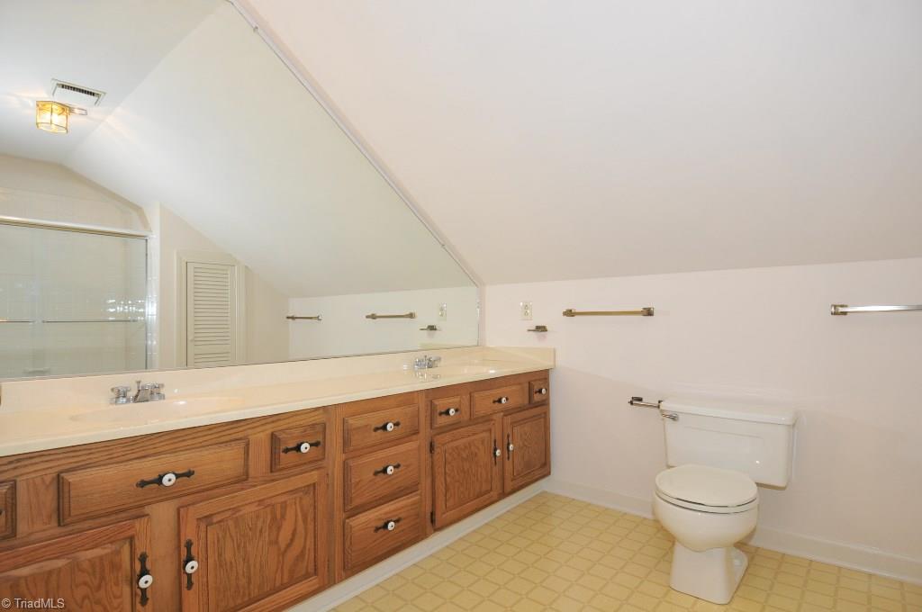 3330 Nottingham Road Winston-Salem, NC 27104 - Photo 14 of 23 Upper level bath