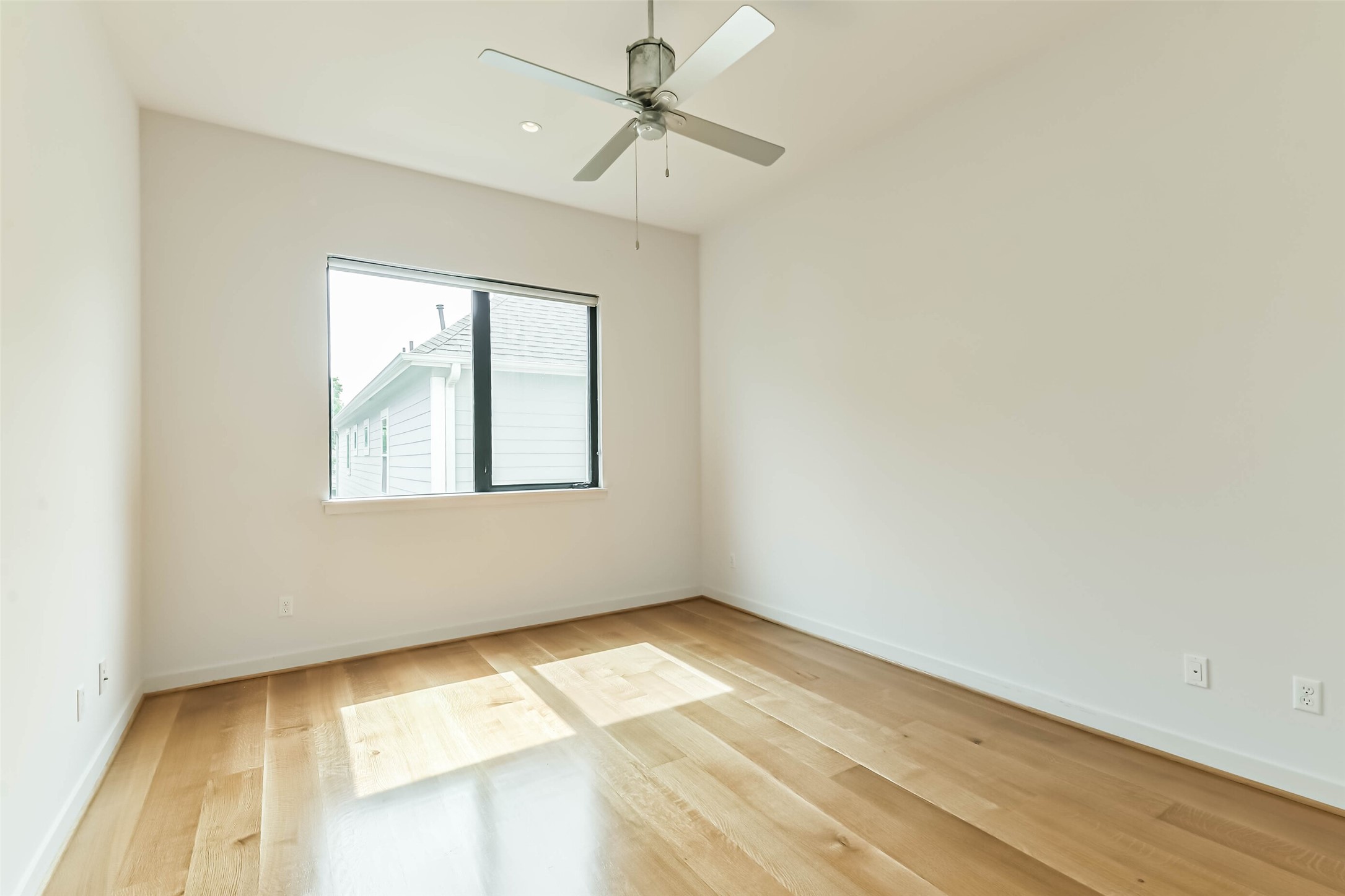 815 Alexander Street Houston, TX 77007 - Photo 46 of 49 Spacious guest bedroom ideal for family or visitors.