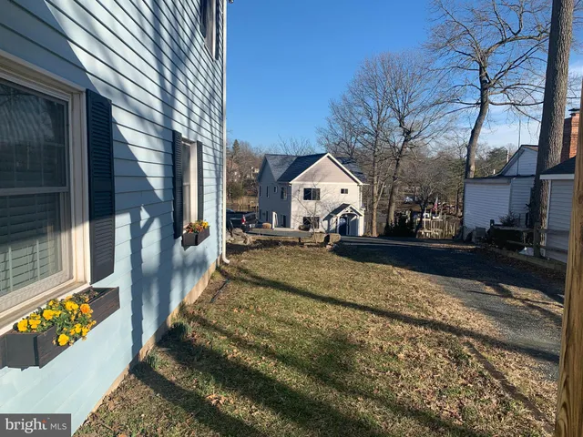 a view of a house with backyard