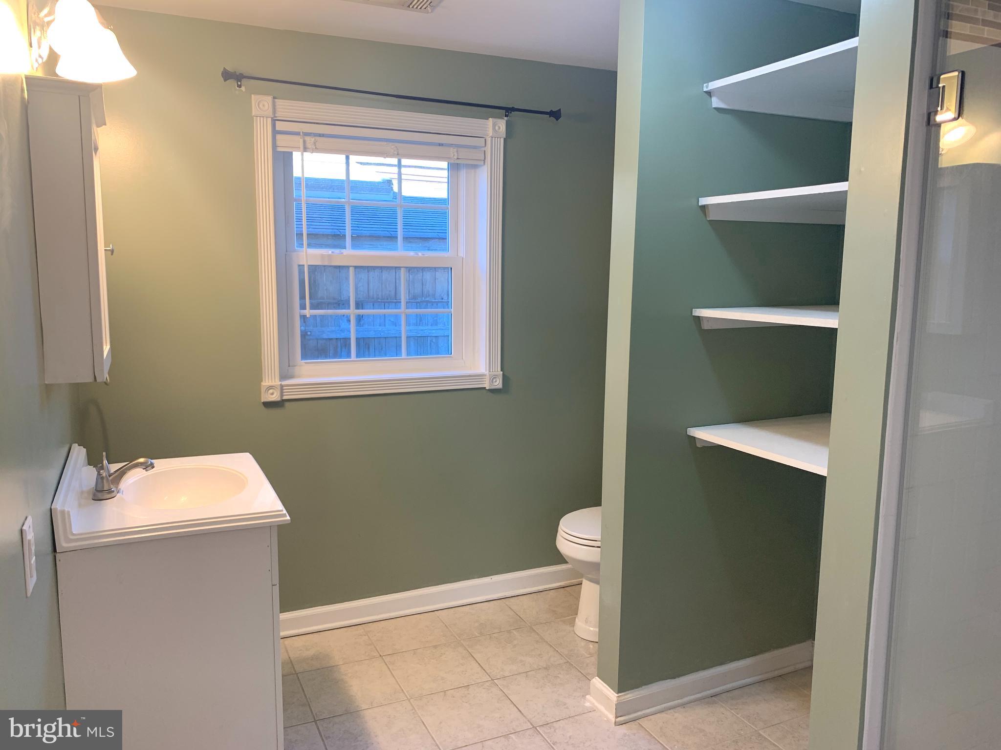 781 Powhatan Beach Road Pasadena, MD 21122 - Photo 8 of 24 a bathroom with a toilet