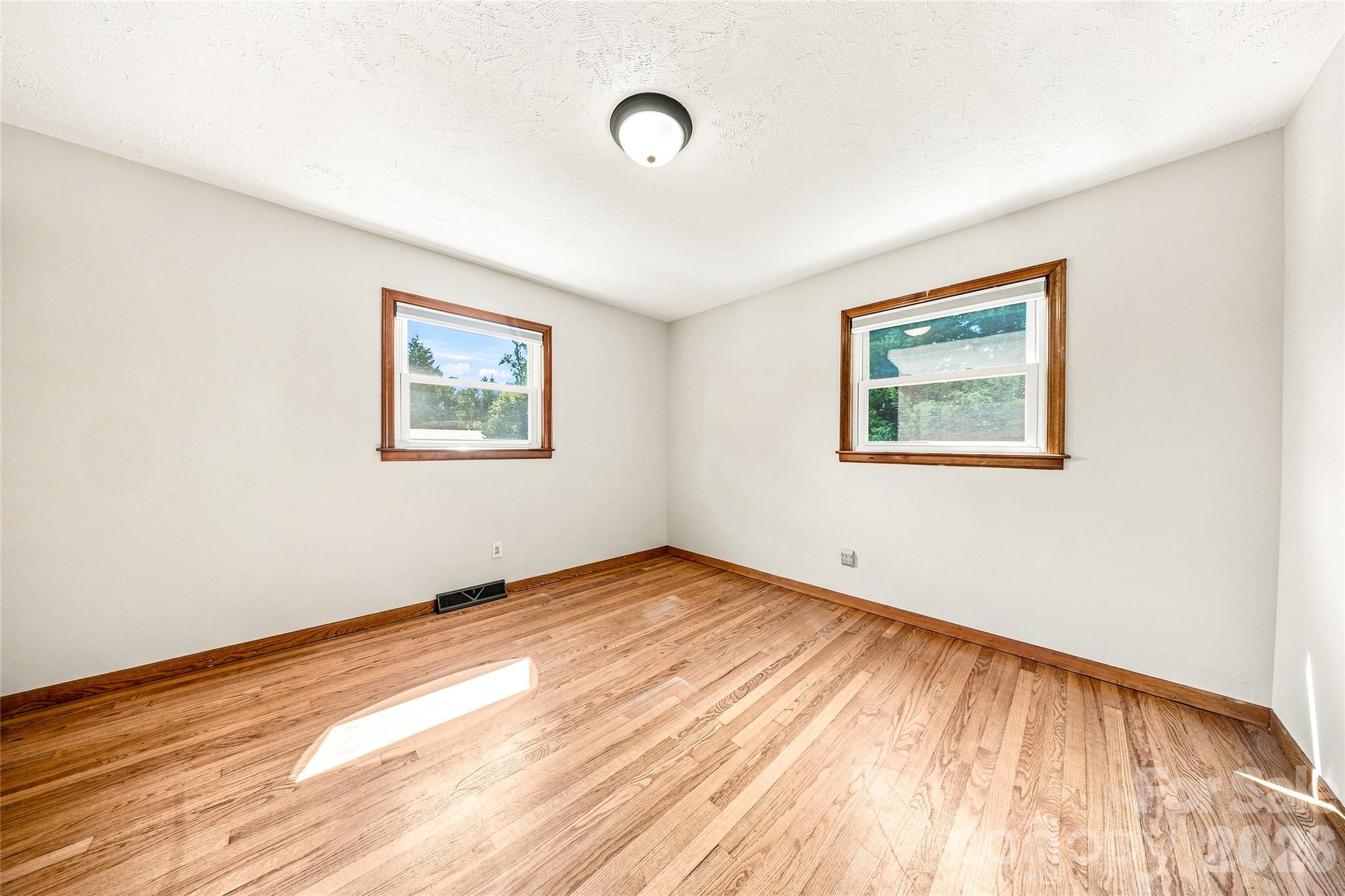 708 Loop Road Hendersonville, NC 28792 - Photo 13 of 32 Gallery Image 13