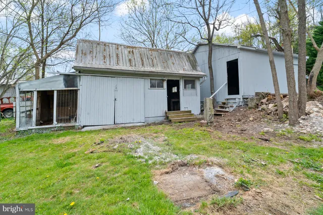 a view of a house with backyard