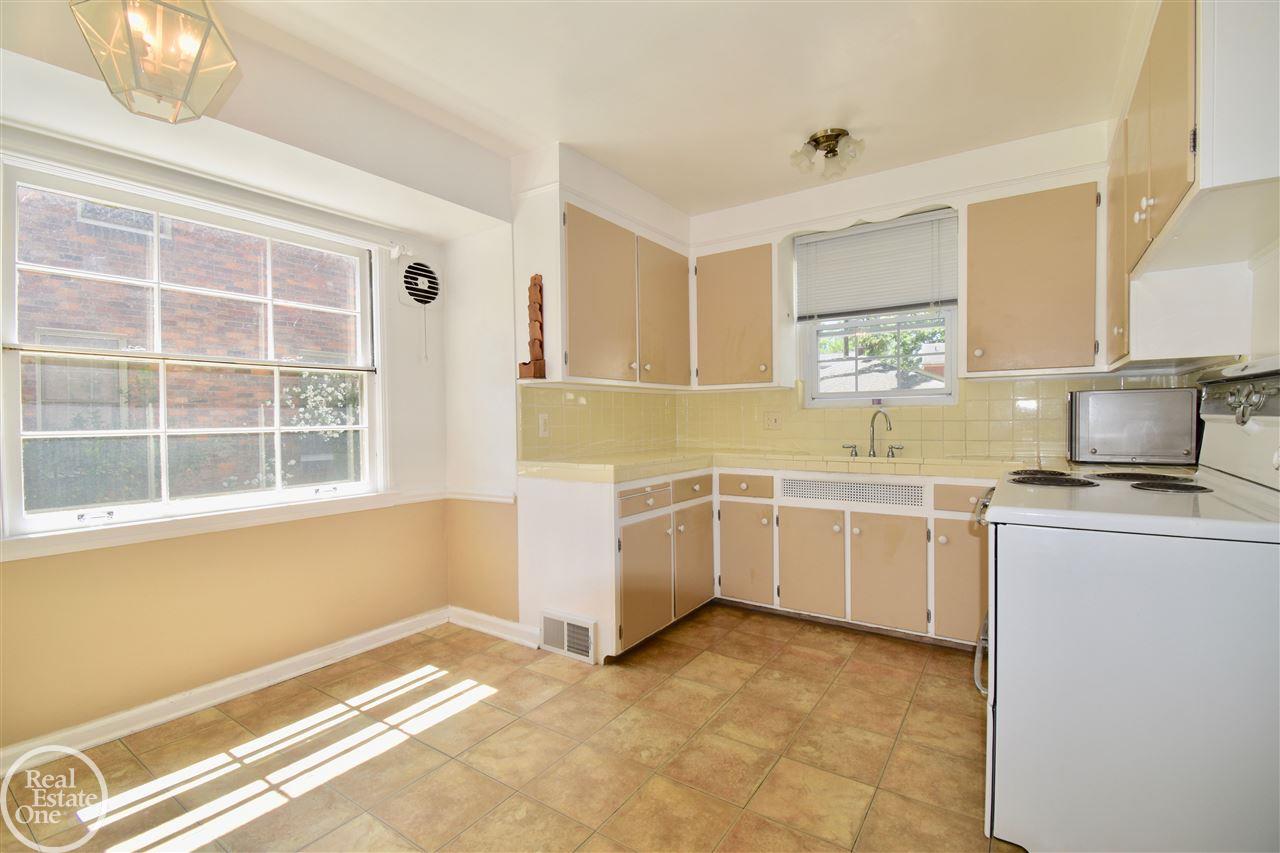 1699 Severn Road Grosse Pointe, MI 48236 - Photo 13 of 28 31384955-12.JPG
