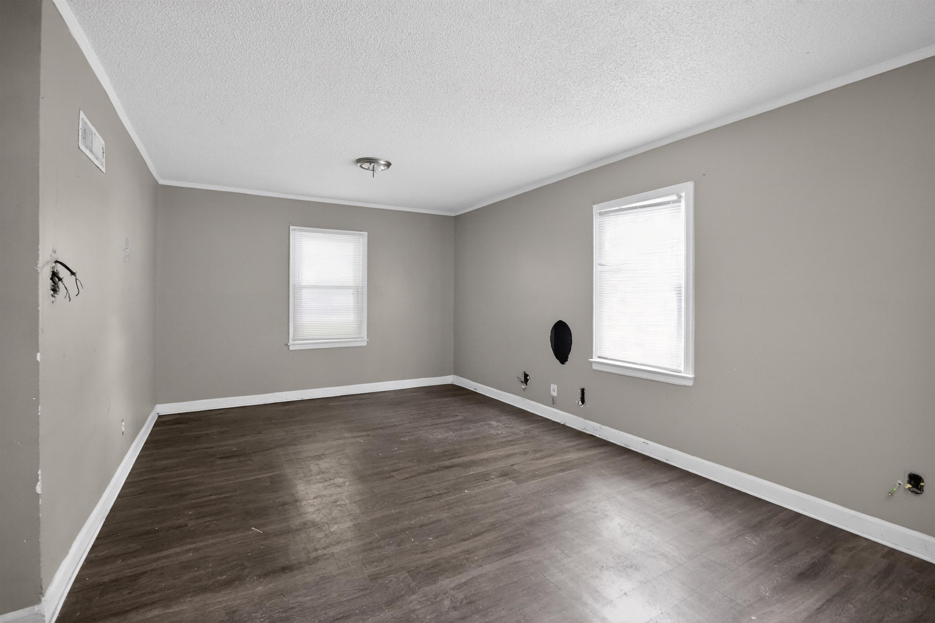 949 Sumter Street Memphis, TN 38122 - Photo 13 of 33 Spacious room featuring wood-finish flooring, light gray wall paint, and white trim