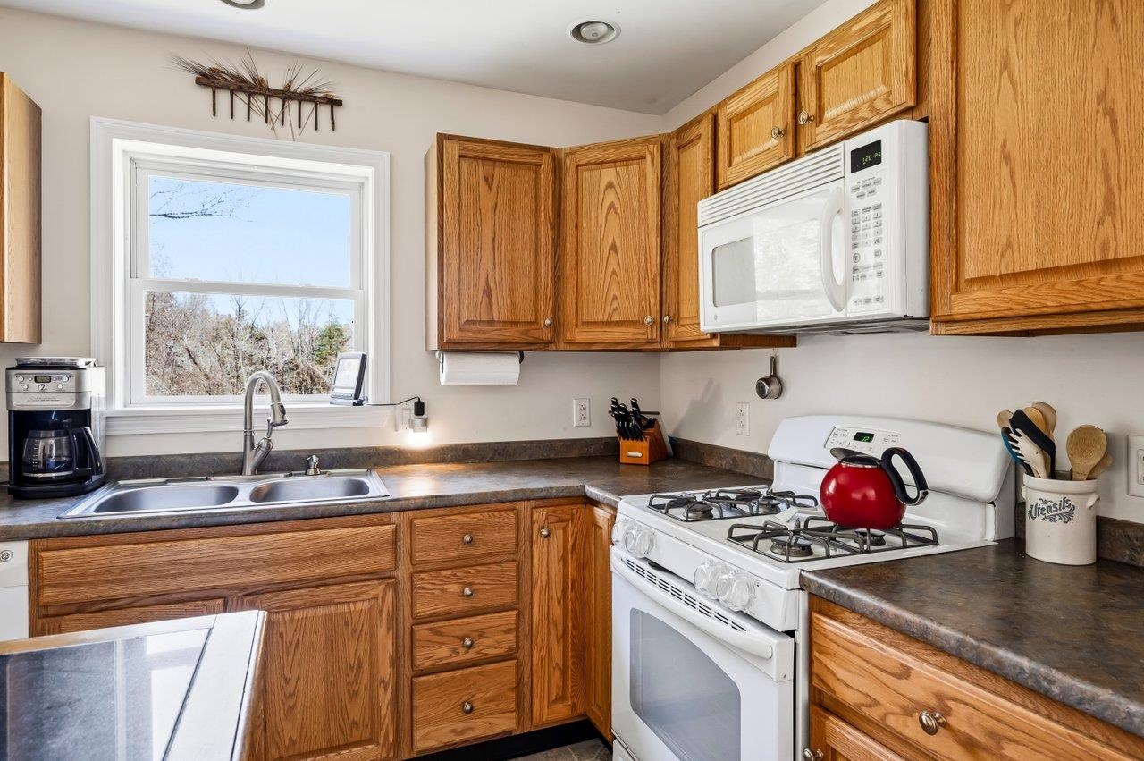 345 Stage Road Nottingham, NH 03290 - Photo 5 of 18