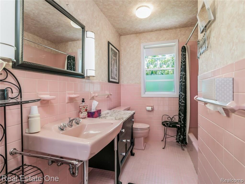 25768 Farmington Road Farmington Hills, MI 48336 - Photo 17 of 37