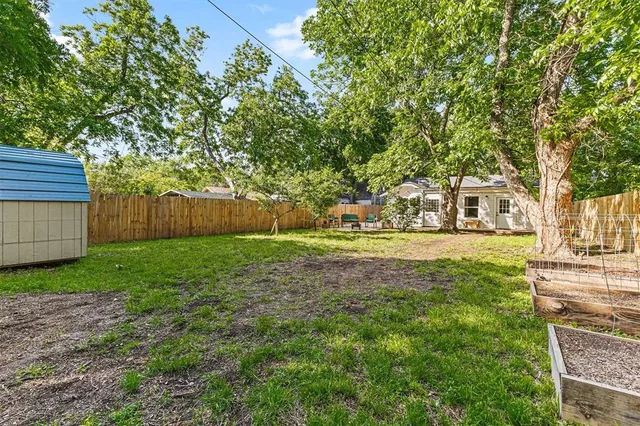 a view of yard with green space