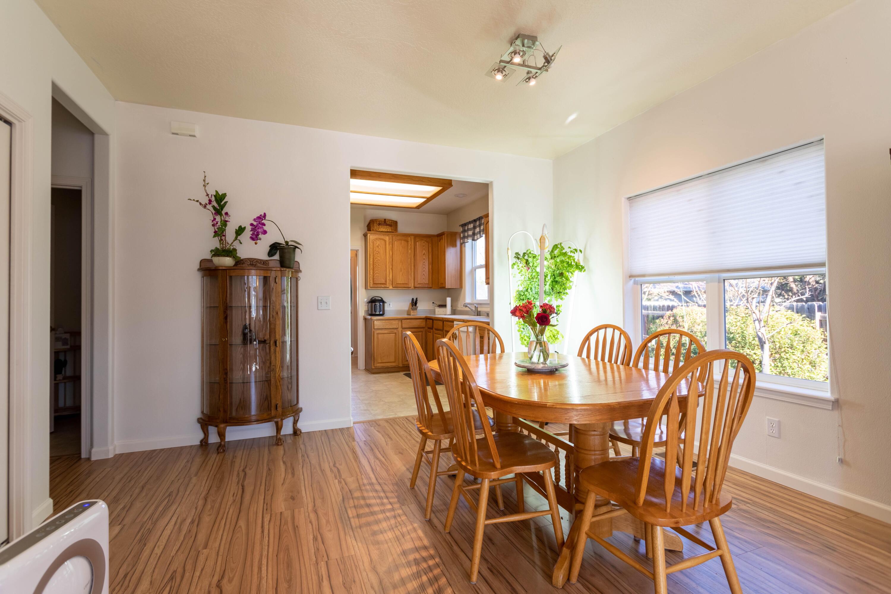 1012 Megan Lane Phoenix, OR 97535 - Photo 12 of 35 Dining