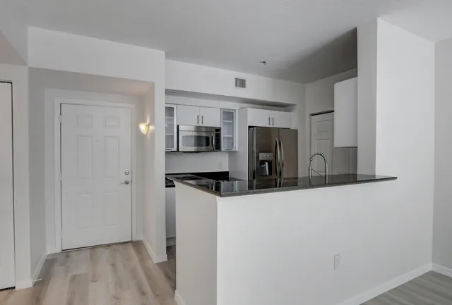 $5,750 | 700 East Boynton Beach Boulevard, Unit 403, Boynton Beach, FL 33435