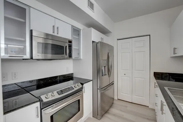 $5,750 | 700 East Boynton Beach Boulevard, Unit 403, Boynton Beach, FL 33435