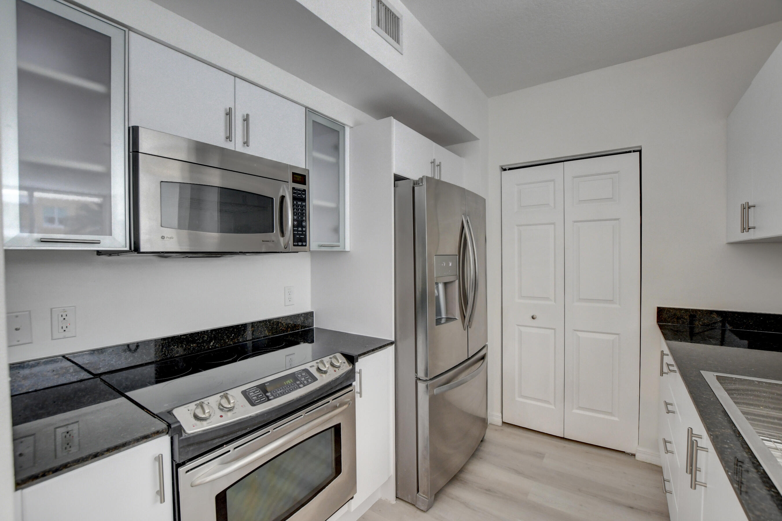 700 East Boynton Beach Boulevard, Unit 403 Boynton Beach, FL 33435 - Photo 8 of 35 15_ebf_9976and4more