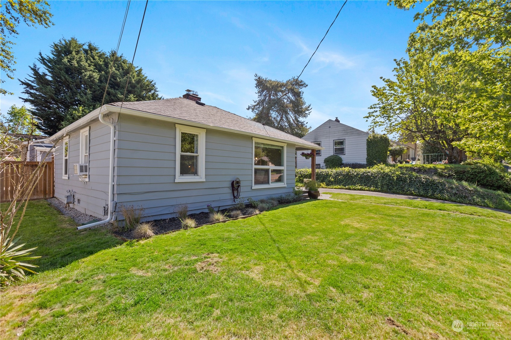 12012 Renton Avenue South Seattle, WA 98178 - Photo 4 of 29 Gallery Image 4